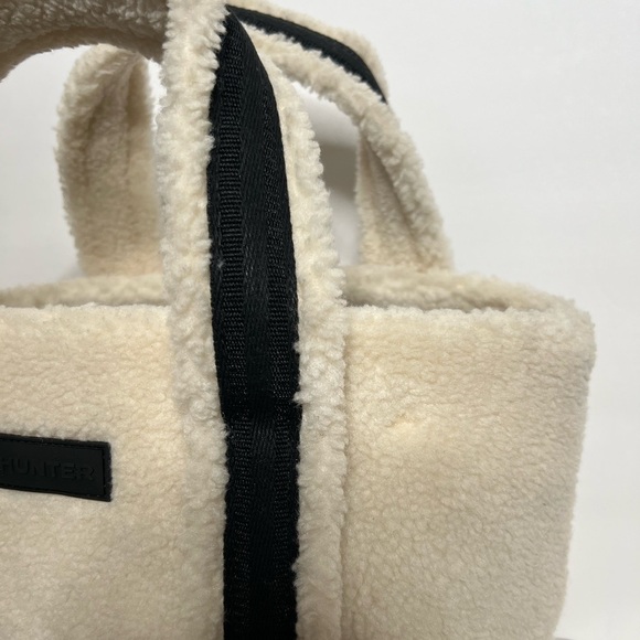 Hunter Wanderer Sherpa Mini Tote Bag White Faux Fur - Picture 15 of 17